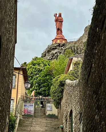 Socha Notre-Dame de France.