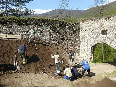 Dobrovoľníci brigádujú na hrade.