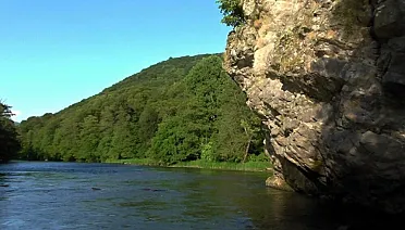 Mohutná skala zasahuje do toku Hrona