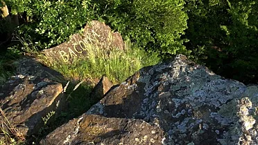 Obnovený nápis na skale