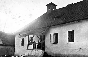 Prvá škola v obci.