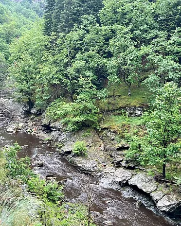 Chodník nad riekou La Mimente.