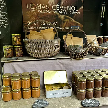 Samoobsluha. Zoberieš si tovar, peniaze hodíš do kasičky.