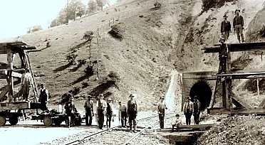 Robotníci na stavbe trate.