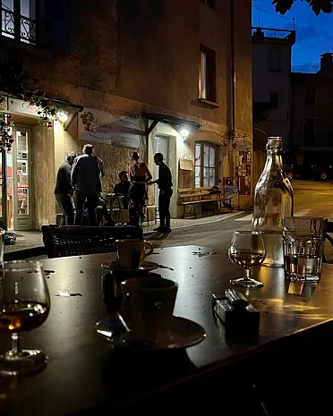 Večer s priateľmi.