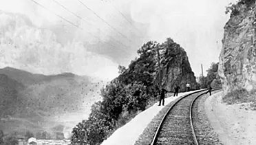 Jeden z mnohých zárezov na trati.