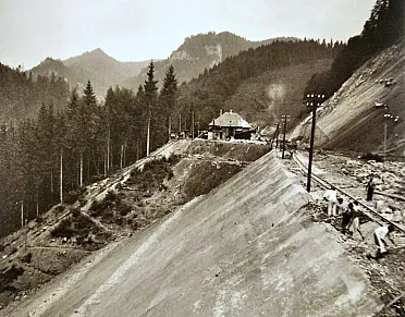 Stavba trate pri Dolnom Harmanci.