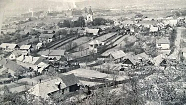 Obec Horné Opatovce, v pozadí hlinikáreň.