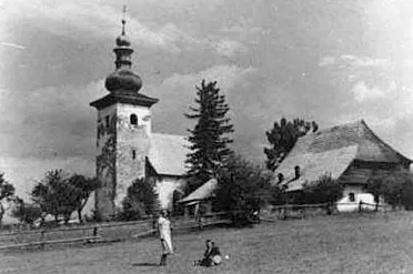 Pred Kostolom.