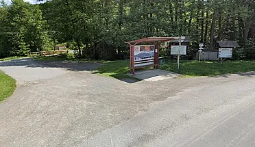 Východiskový bod na turistiku, v okolí Lehôtky pod Brehmi, pri ceste do Sklených Teplíc.