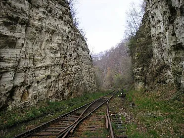 Jeden z mnohých zárezov na trati.