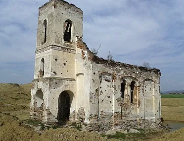 Kostol pred zbúraním.