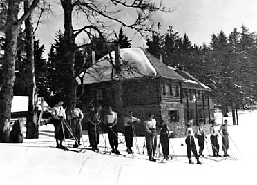 Lyžiari pred chatou na Skalke