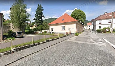 Po synagóge zostala voľná plocha.