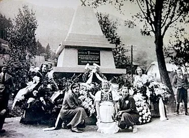 Pomník v Dolnom Harmanci.