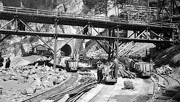 Pracovný ruch pri budovaní tunela