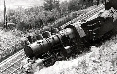 Rušeň takmer spadol na trať