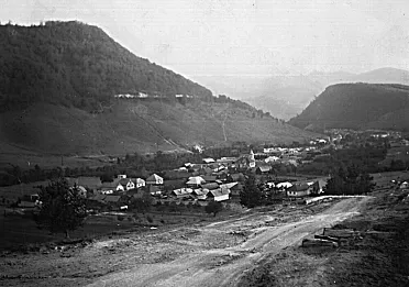 Svahy pod traťou boli v minulosti bez stromov.