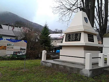 Vynovený pomník v Dolnom Harmanci v r. 2015.