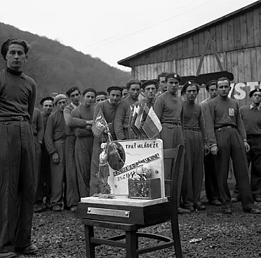 Dar pre predsedu vlády, od brigádnikov, pri otvorení trate.