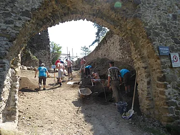 Hrad v blízkosti Žarnovice sa obnovuje od roku 2011.