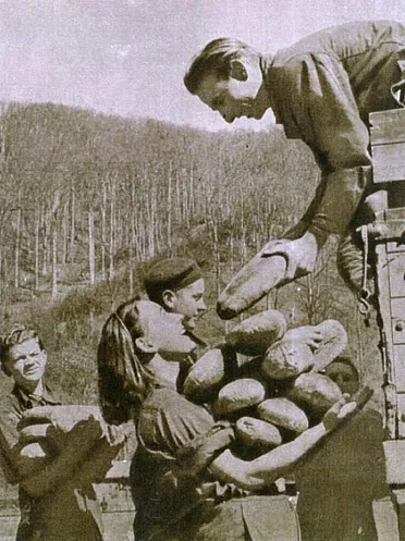 Priviezli chlieb na stavbu.