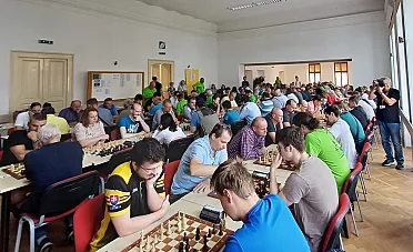 Šachové boje vrcholia.