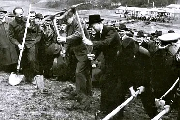 Slávnostný výkop G. Husáka.