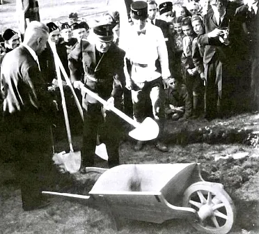 Slávnostný výkop predsedu vlády V. Tuku.