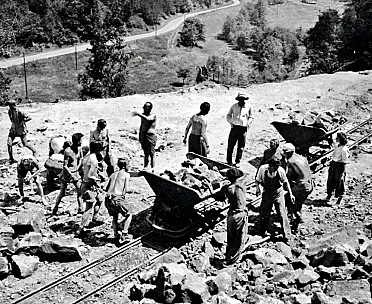 Ťažká práca s kameňom.