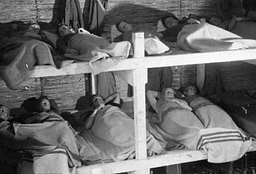 Tvrdé spanie na stavbe.