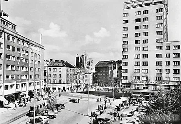 Manderlák a pod ním tržnica.