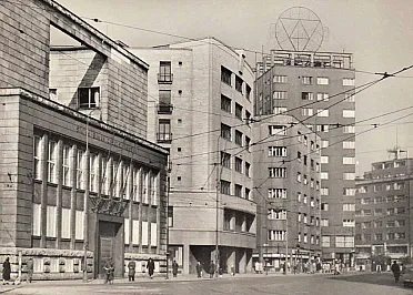 Manderlák už tak nevyčnieva nad ostatné stavby.