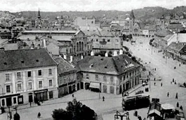 Námestie pred stavbou mrakodrapu.