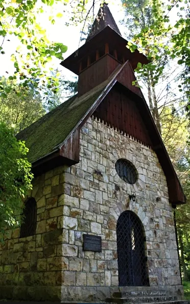 Od roku 2014 je na kaplnke pamätná tabuľa.