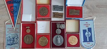 Odznaky a medaile s témou pancierových vlakov.