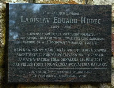 Pamätná tabuľa na kaplnke.