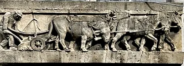 Reliéf nad vchodom.