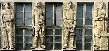 Reliéfy štyroch postáv.