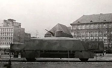 Tankový vozeň pred Technickou univerzitou vo Zvolene.