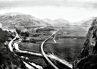 Železnica prechádza cez Hronský Beňadik.