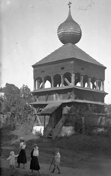 Zvonica v areáli kostola.