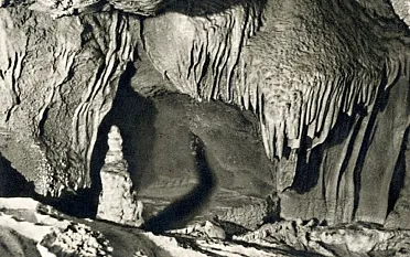 Jaskyňa v minulosti.
