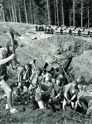 Brigádničky na stavbe.