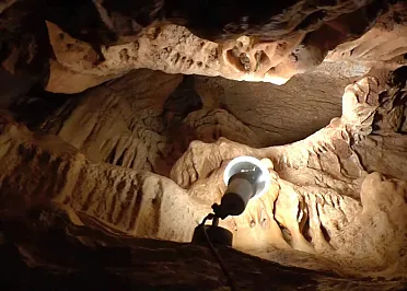 Osvetlená výzdoba jaskyne.