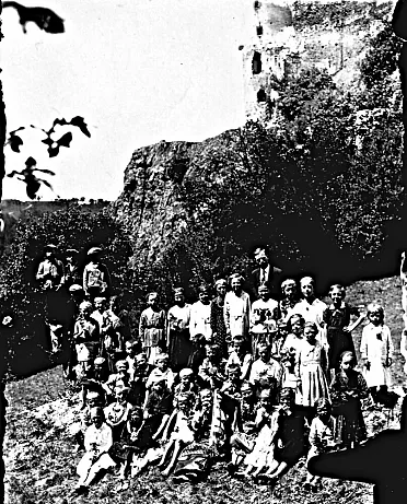 Najstaršie foto žiakov, pod hradom Šášov.