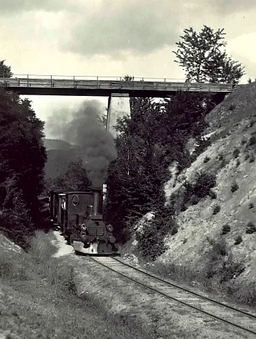 Akvadukt nad traťou.