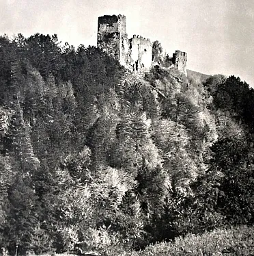 Zrúcanina hradu Revište.