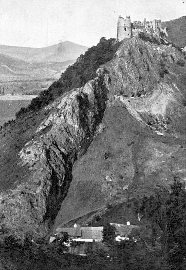 Na vrchole brala zrúcanina hradu.