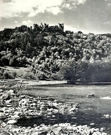 Hrad Revište nad riekou Hron.